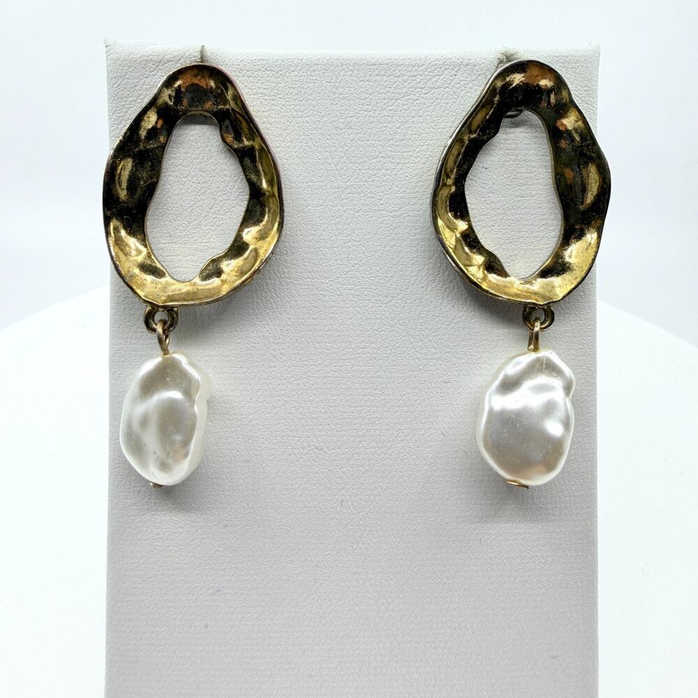 Vintage Y2K Hammered Gold Tone Open Hoop Baroque Pearl Dangle Drop Post Earrings